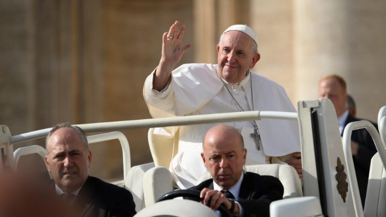 Ferenc pápa a hívek körében az általános kihallgatáson a Szent Péter téren