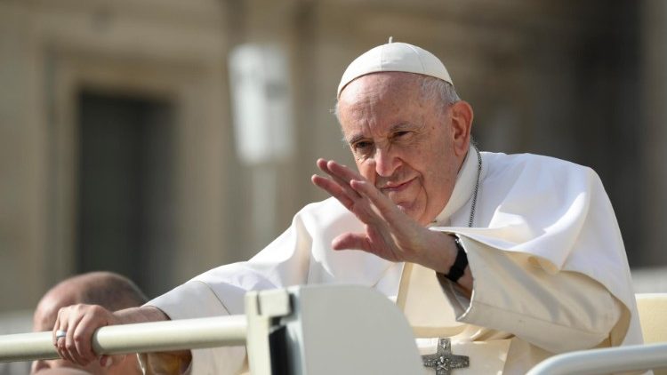 האפיפיור מברך את המאמינים שהגיעו לקבלת הקהל השבועית