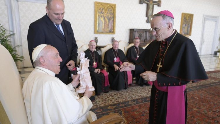 Doni al Papa da parte dei vescovi brasiliani