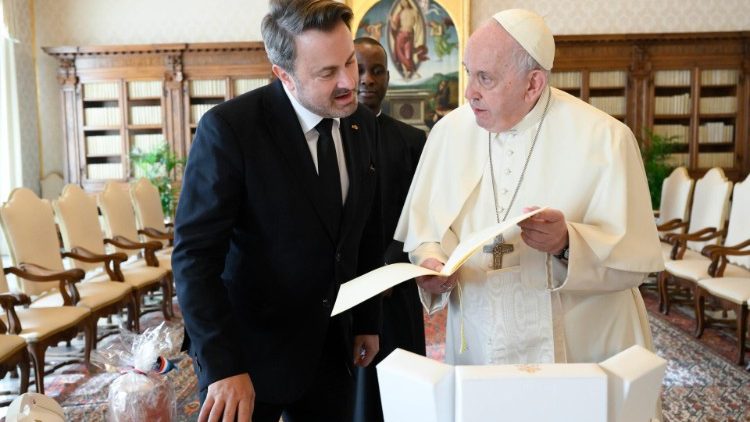 Un momento de cordialidad durante el intercambio de regalos entre el Papa y el primer ministro de Luxemburgo