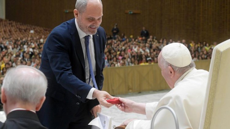 Il saluto del Papa al presidente di Azione Cattolica, Giuseppe Notarstefano