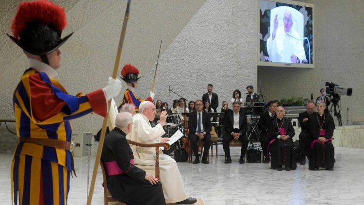 Papa Francisc la întâlnirea cu tineri memri ai Acțiunii Catolice din Italia (Aula Paul al VI-lea, 29 octombrie 2022) - fotografie din arhivă