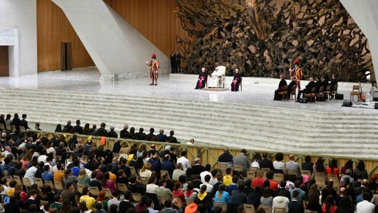 Папа Франциск на встрече с молодыми приходскими лидерами итальянского «Католического действия» (Ватикан, 29 октября 2022 г.)