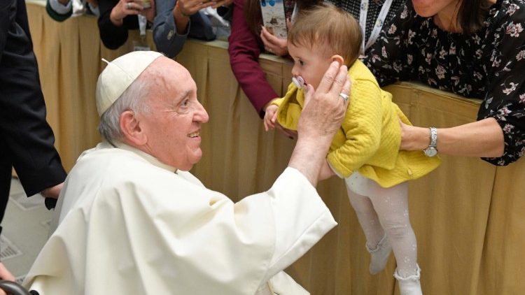 Tantos niños presentes en la audiencia recibieron una caricia y la bendición del Papa.