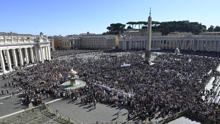 Menschen auf dem Petersplatz in Rom beim Angelus