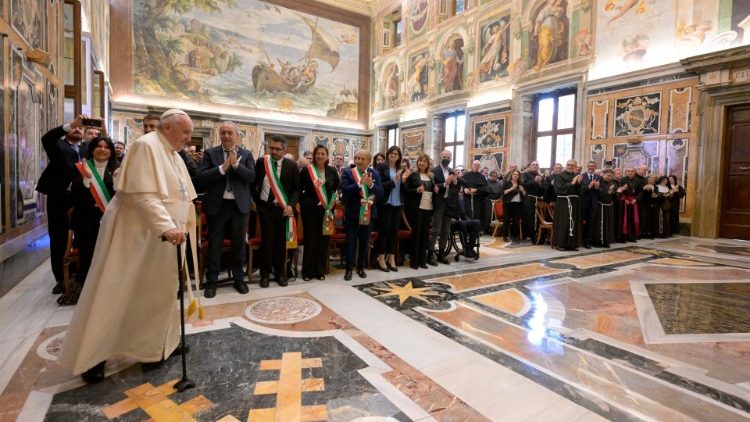 Il Papa con i membri del Coordinamento ecclesiale per l'VIII centenario francescano