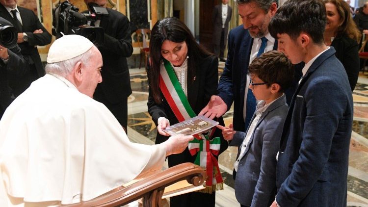 Il sindaco di Assisi, Stefania Proietti, porge un dono al Papa insieme ad alcuni concittadini