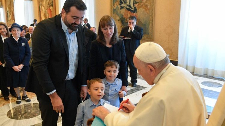 El Papa saluda a algunos periodistas de Copercom presentes y sus familias