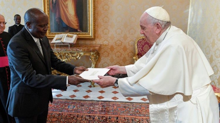 Ambassadeur de la Rpublique Dmocratique du Congo et le pape Fran?ois
