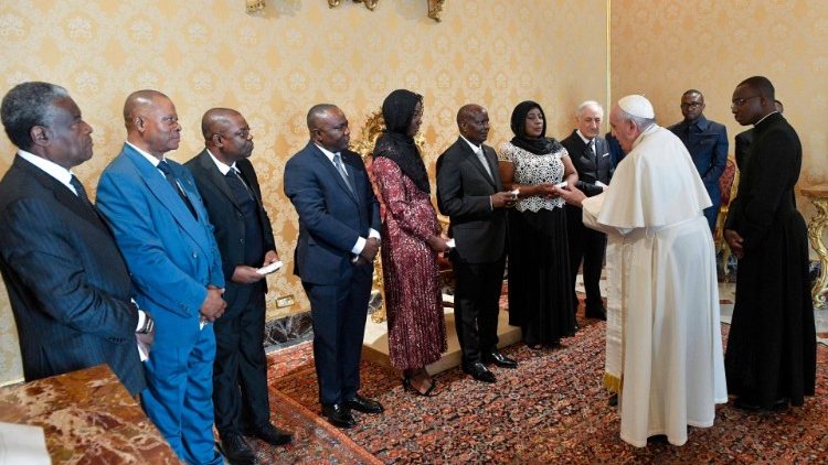 DRC Ambassador Deogratias Ndagano Mangokube flanked by wife and daughter with Congolese officials (31. 10. 2022).