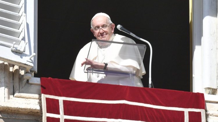 Le Pape François lors de l'angélus de la Toussaint, mardi 1er novembre 2022, place Saint-Pierre de Rome. 