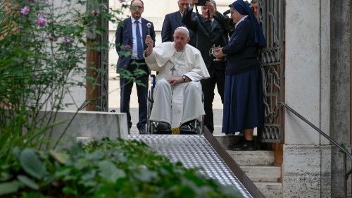 Papa Francesco al Cimitero Teutonico in preghiera per i defunti