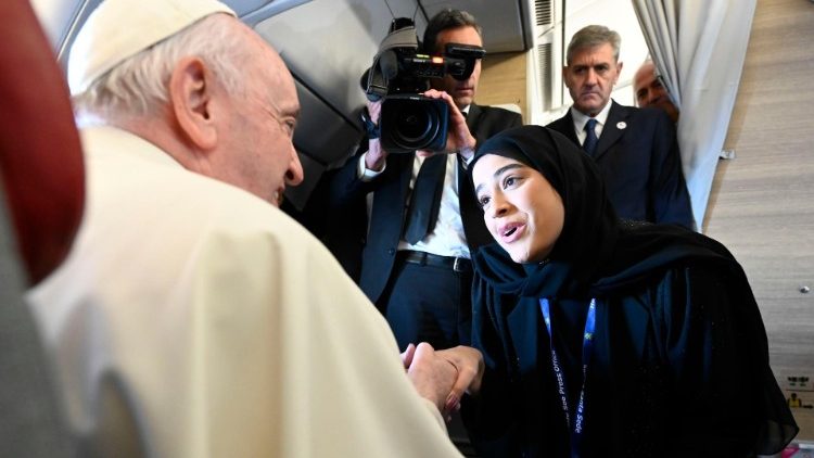 I saluti del Papa con i giornalisti presenti sul volo papale