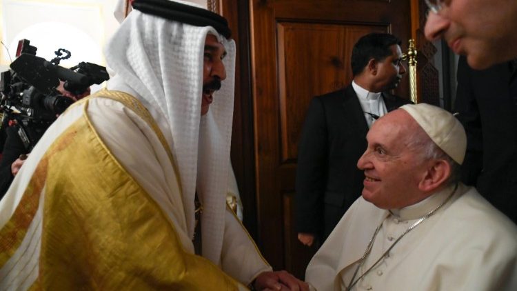 Papa sendo recebido pelo Rei do Bahrein