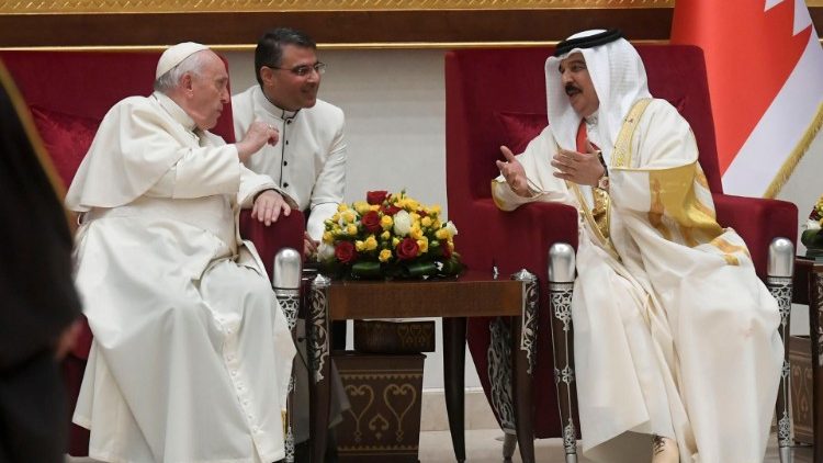 Papa Francesco parla con il Re