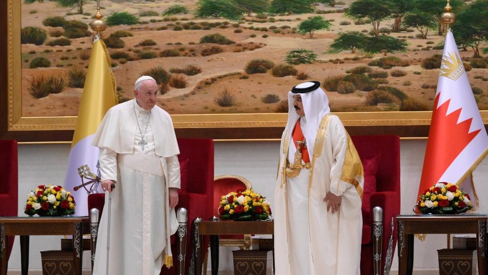 2022.11.03. Viaggio Apostolico nel Regno del Bahrein - Accoglienza ufficiale all'aereporto presso la Sakhir Air Base di Awali