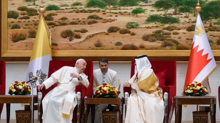 Папа Франциск во время приветственной церемонии на авиабазе Сахир (Бахрейн, 3 ноября 2022 г.)