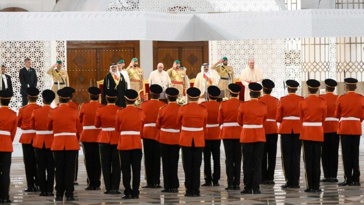 Papa Francisko anashiriki katika maadhimisho ya Kongamano la Bahrain la Majadiliano: Mashariki na Magharibi Kwa Ajili ya Kuishi Pamoja Kwa Binadamu. 