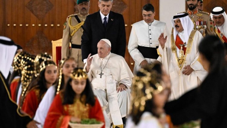Ferenc pápa megérkezésekor Bahreinben