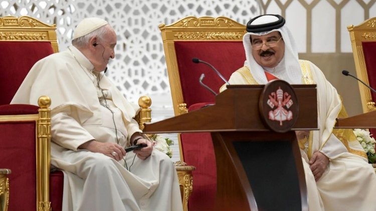 Påven Franciskus i samtal med kungen av Bahrain Hamad ibn Isa al-Khalifah