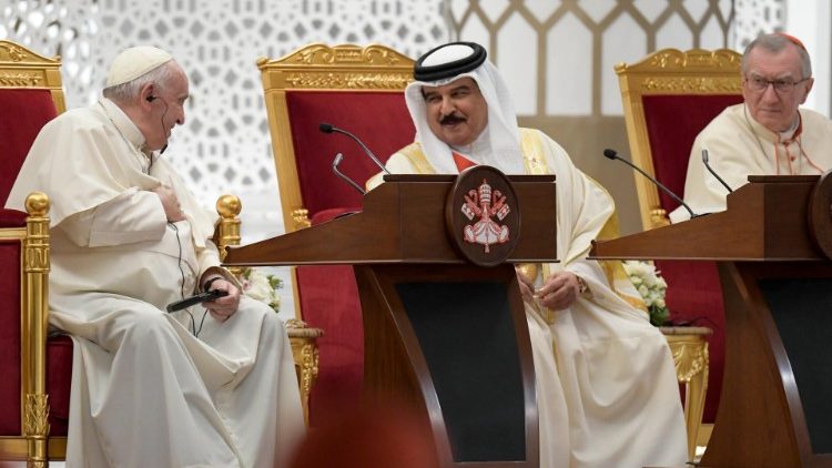 Ferenc pápa beszédet mondott a bahreini hatóságok képviselőinek a király jelenlétében