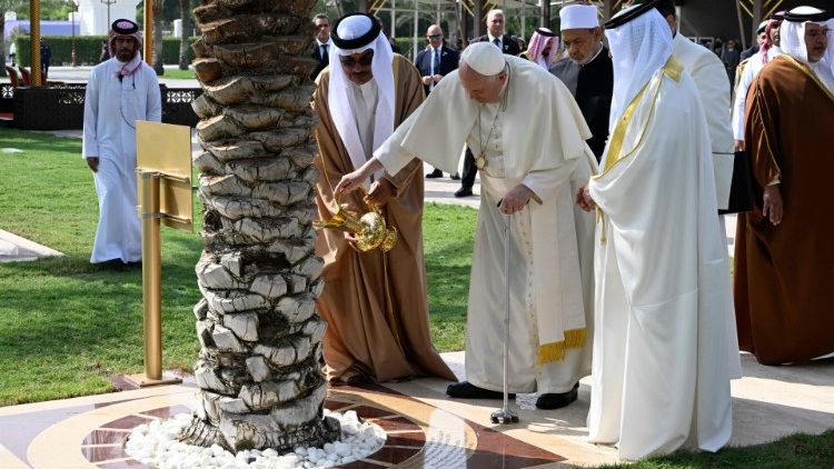 Il Papa annaffia un albero, insieme al Re del Bahrein