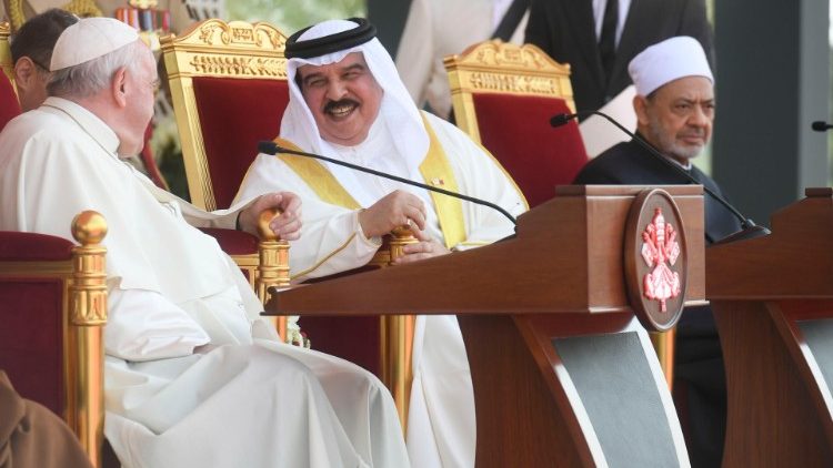 Ferenc pápa és a bahreini király a Párbeszéd Fórumon