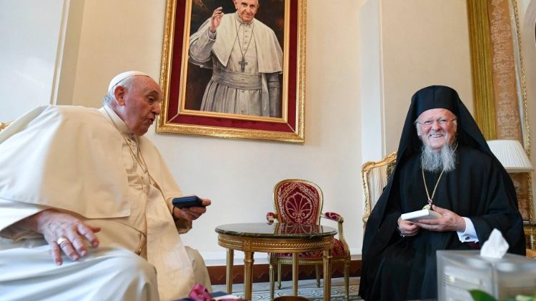 Papst Franziskus und Patriarch Bartholomaios I. in Bahrain