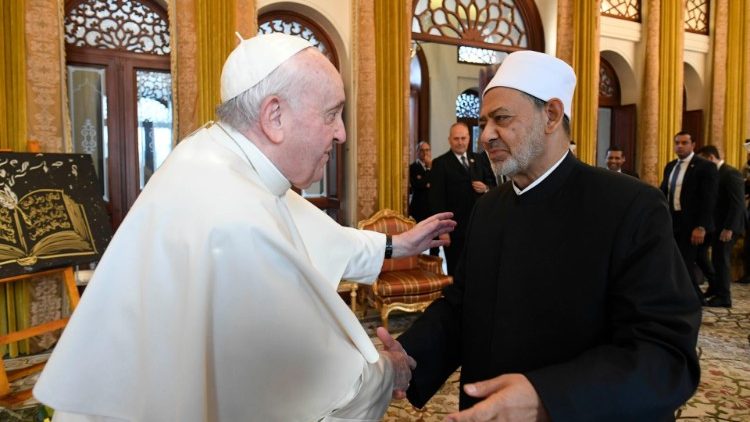 Soukromé Františkovo setkání s velkým imámem Al-Azhar během apoštolské cesty do Bahrajnu