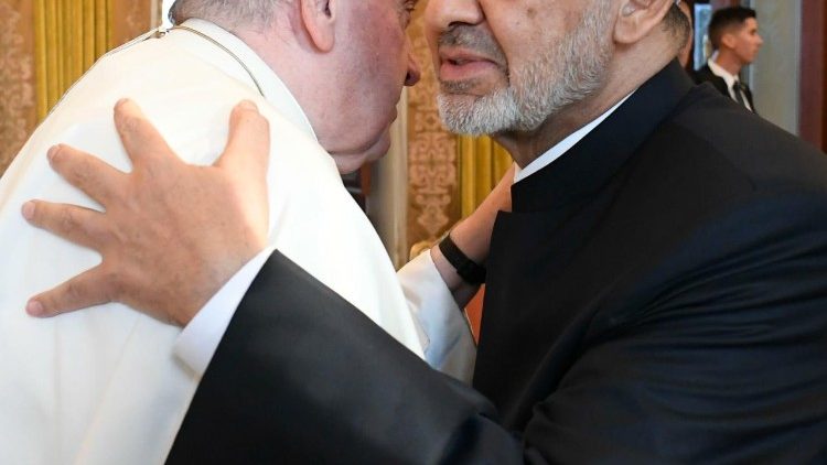 El Papa y el Gran Imán de Al-Azhar en un abrazo sincero como hermanos bajo el mismo cielo. (Vatican Media)