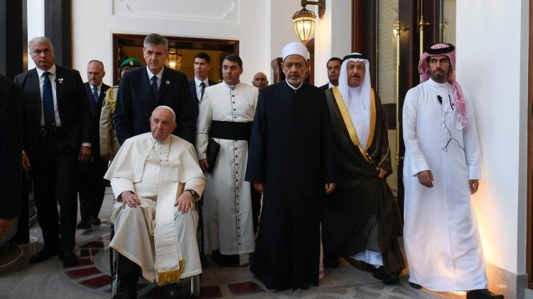Llegada del Papa y del Gran Imán de al-Azhar  a la Mezquita del Palacio Real de Baréin para el encuentro con el Consejo Musulmán de Ancianos.