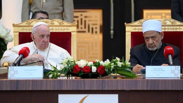 O Papa Francisco com o grão imame de Al-Azhar, Muḥammad Aḥmad Al-Tayyeb