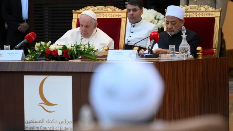 Le Pape François rencontre les membres du Conseil des sages musulmans, à la mosquée du palais Al-Sakhir de Bahreïn, le 4 novembre 2022. 