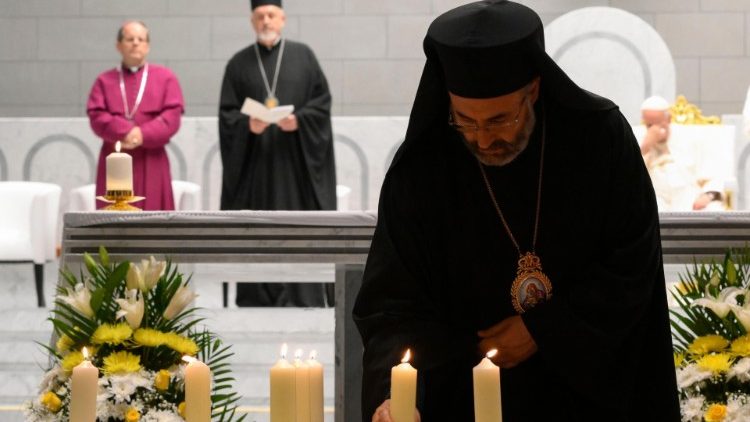 L'arcivescovo greco ortodosso porta una candela della pace al termine della preghiera