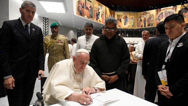 Il Papa scrive sul Libro d'Onore nella Cattedrale di Nostra Signora d'Arabia