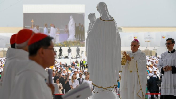 Kardinal Tagle (vorne links) bei der Bahrain-Reise mit dem Papst