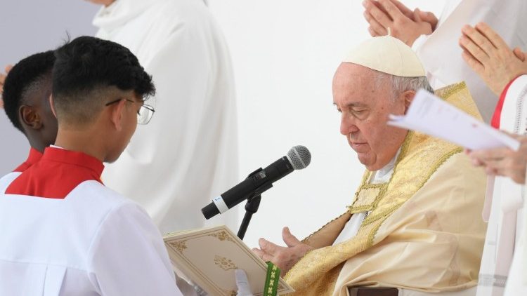 Papst Franziskus bei der Heiligen Messe in Bahrain
