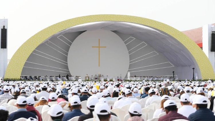 La folla alla Messa presieduta dal Papa in Bahrein