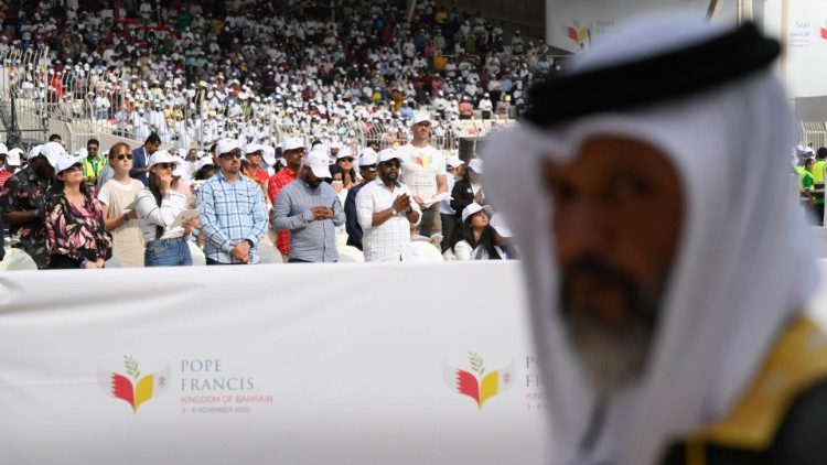 Papa Francisco na Missa celebrada no Bahrain National Stadium em Awali