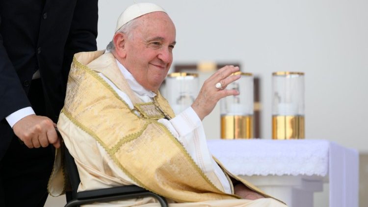 Papa Francisco despede-se dos fiéis ao final da Missa celebrada no Bahrain National Stadium em Awali