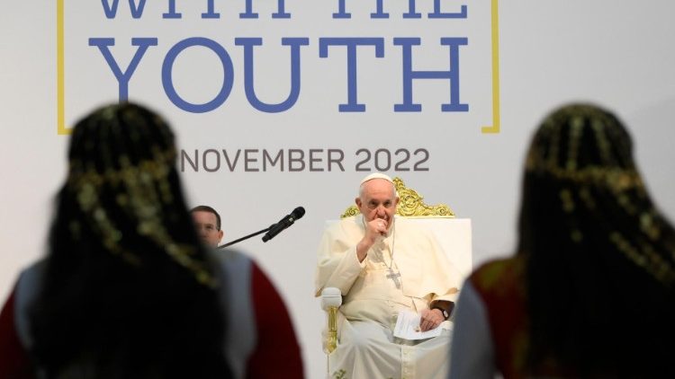 Papa amekutana na Vijana huko Bahrain katika hija yake ya Kitume