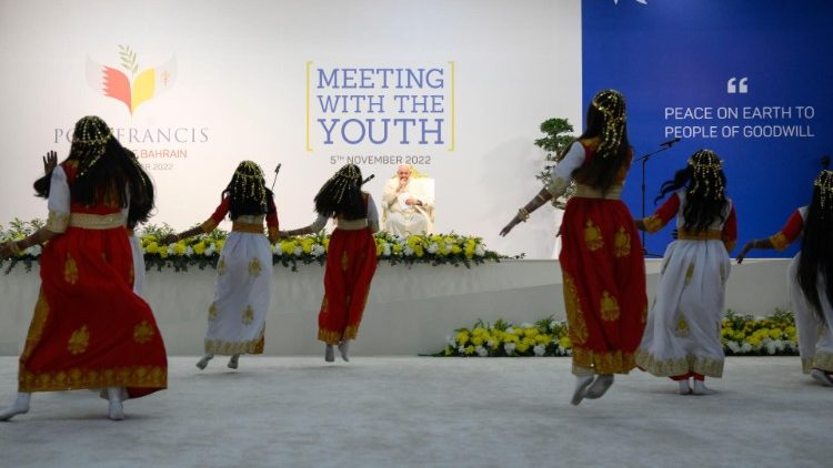 Le Pape assistant à une danse traditionnelle devant les jeunes de Bahreïn.