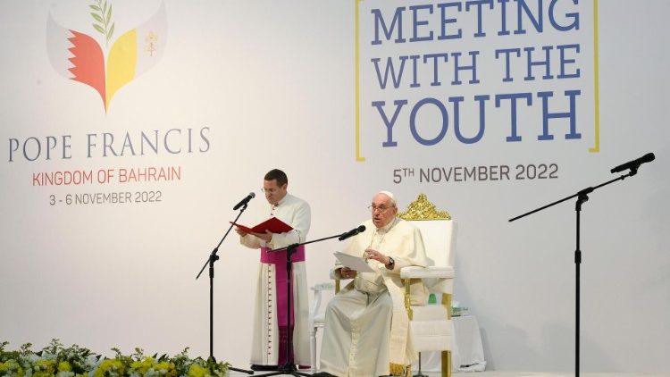 2022.11.03. Ziara ya Kitume ya  Papa Francisko huko Bahrein, mkutano na Vijana katika Shule ya Moyo Mtakatifu