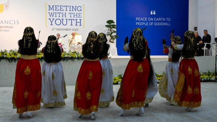 La danza tradizionale offerta al Papa 
