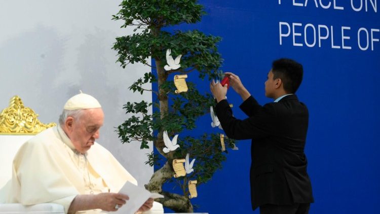 Papa Francesco con sullo sfondo l'albero della vita