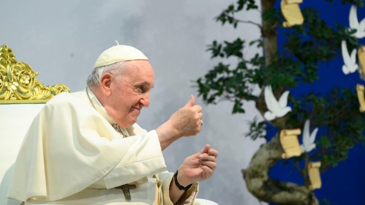 Ein sichtlich aufgeräumter Papst bei dem Treffen mit Jugendlichen