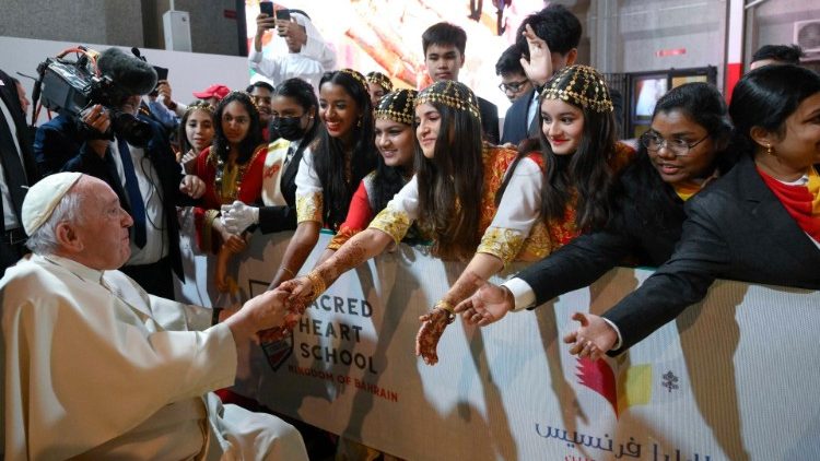 البابا فرنسيس يلتقي الشباب في مملكة البحرين 