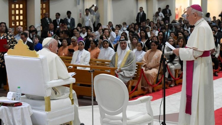 O Papa na igreja do Sagrado Coração em Manama, capital do Bahrein