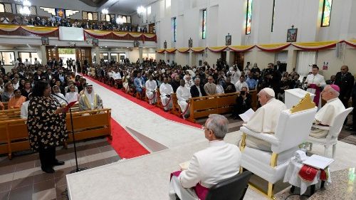 Bahrein, il Papa a vescovi e sacerdoti: fate circolare la gioia del Vangelo