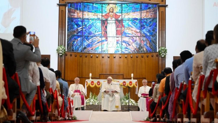 O Papa com os religiosos e agentes pastorais na igreja do Sagrado Coração em Manama